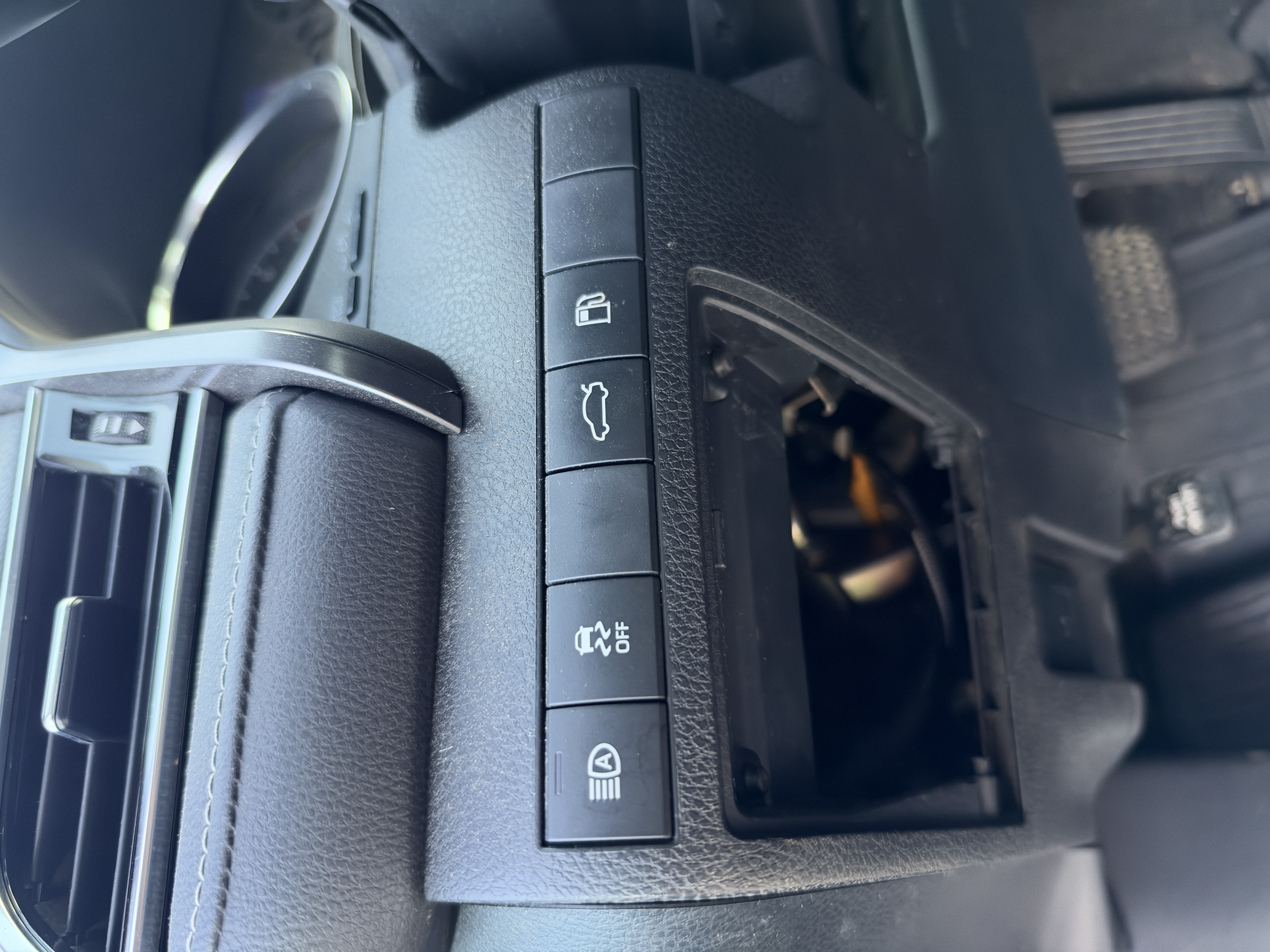 Used 2018 Toyota Camry SE FWD image 9