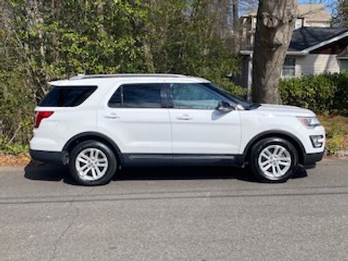Used 2016 Ford Explorer XLT image 1