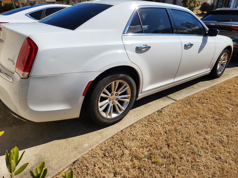 Used 2016 Chrysler 300 C image 12