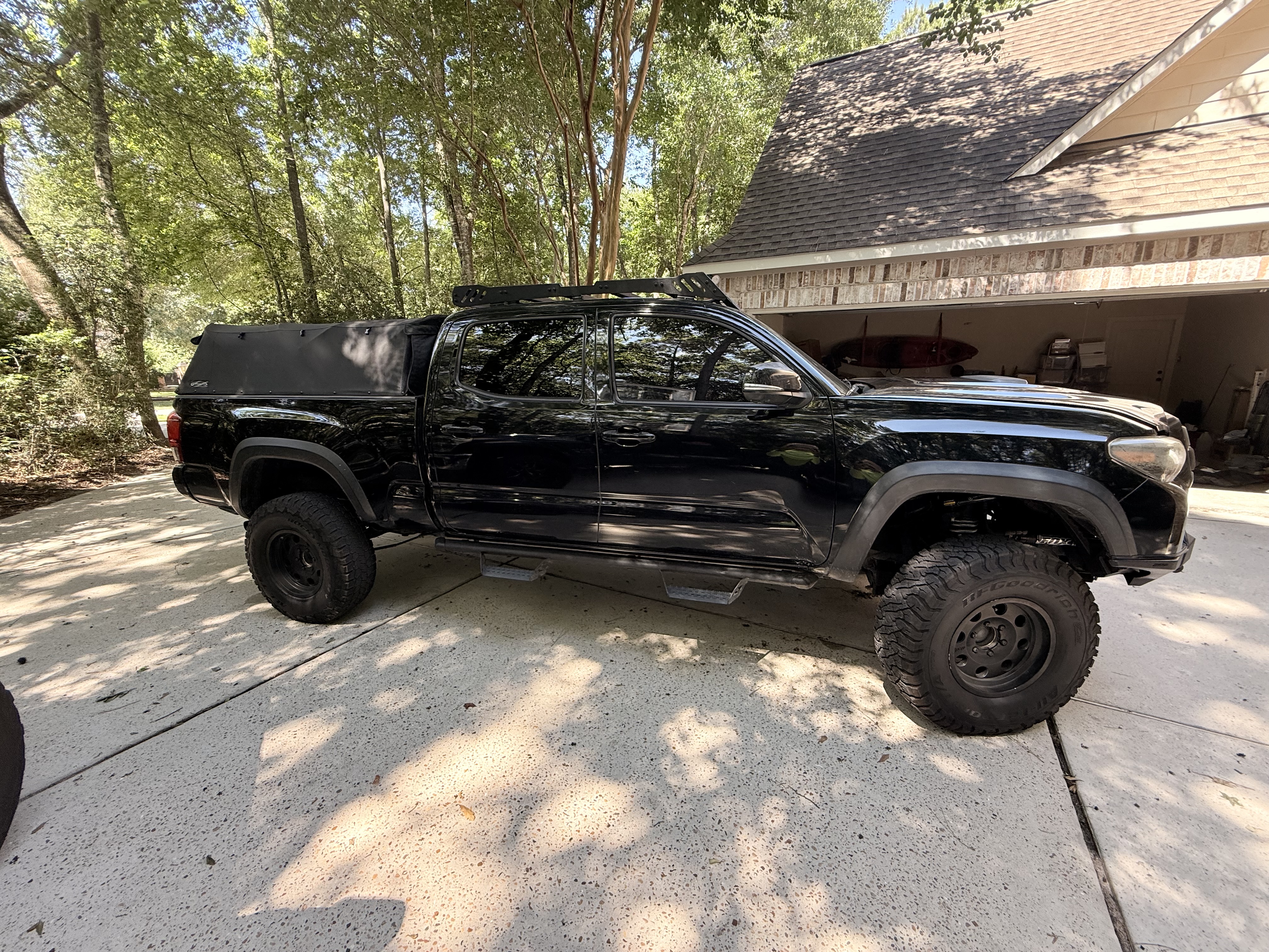 Used 2017 Toyota Tacoma TRD Off-Road w/ Premium & Technology Package AWD/4WD image 2