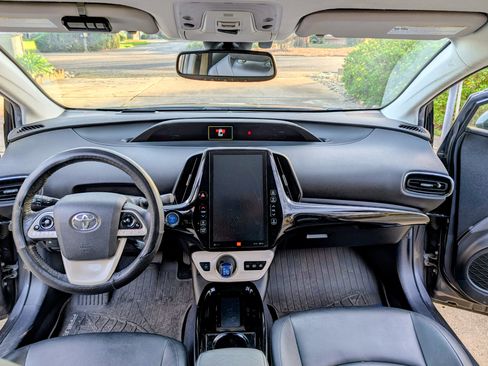 Used 2017 Toyota Prius Prime Premium image 10