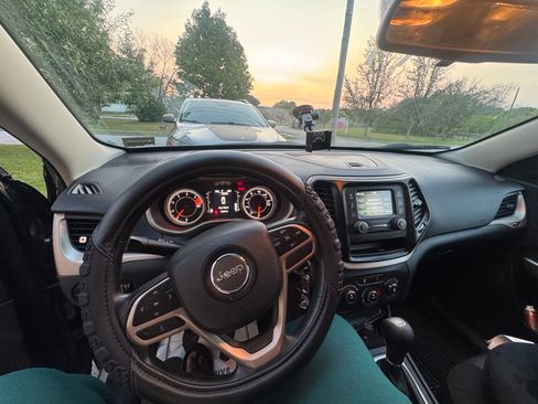 Used 2017 Jeep Cherokee Sport FWD image 12