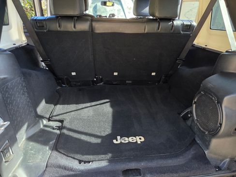 Used 2014 Jeep Wrangler Unlimited Rubicon image 12