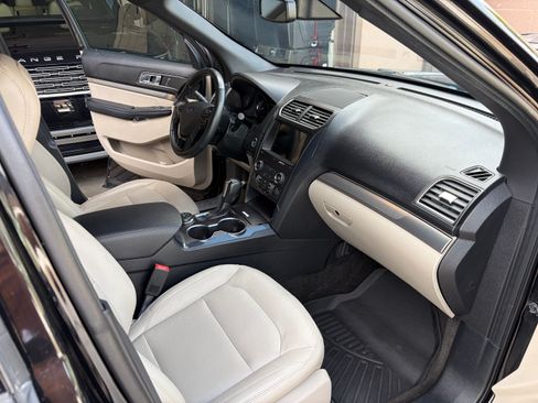 Used 2018 Ford Explorer XLT w/ Equipment Group 202A AWD/4WD image 14