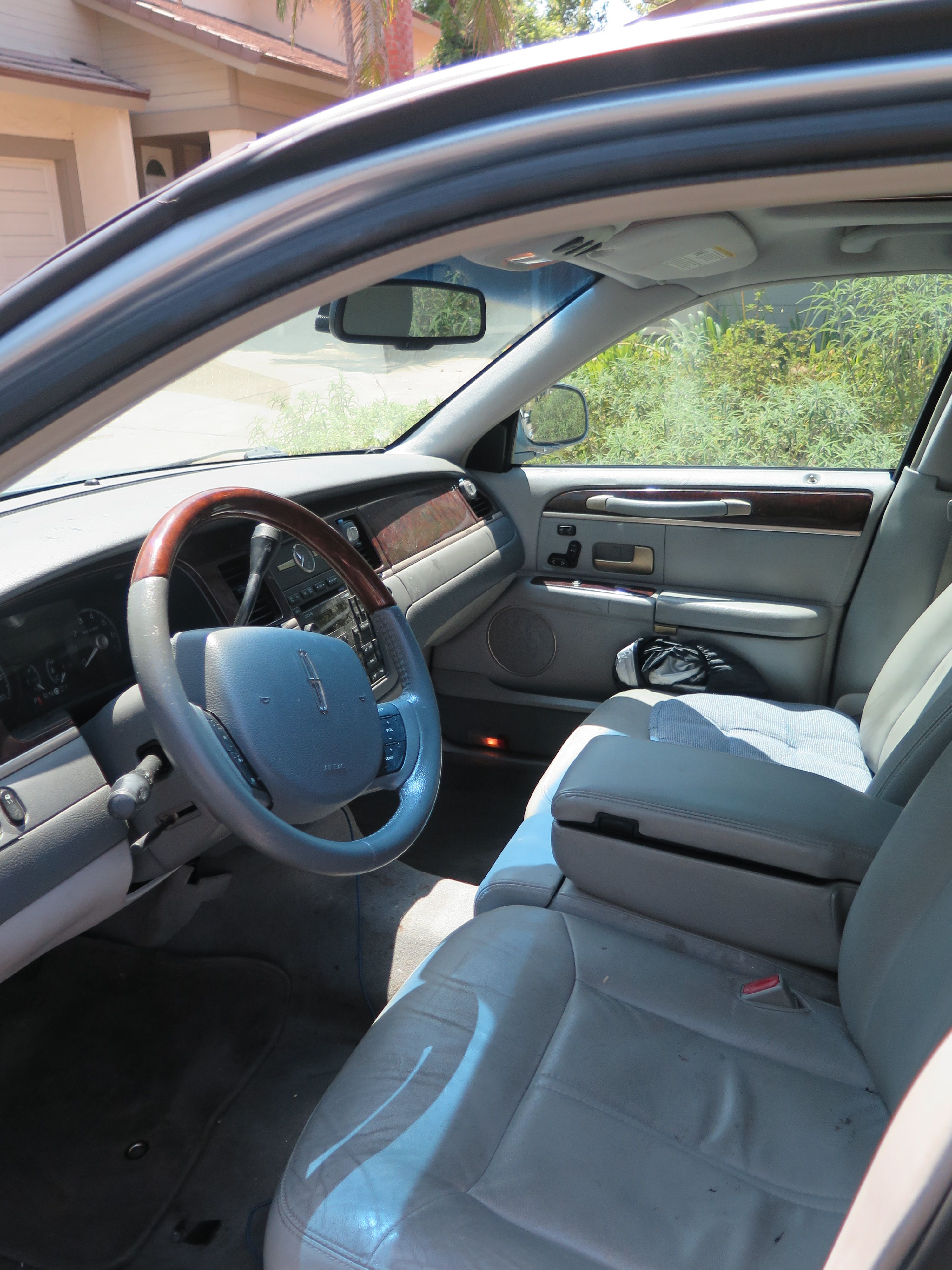 Used 2006 Lincoln Town Car Signature Limited RWD image 9