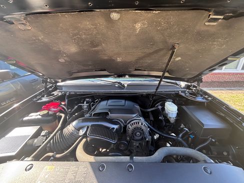 Used 2014 Chevrolet Suburban LT w/ Suspension Package, Off-Road image 4