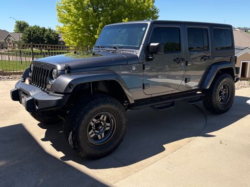 Used 2016 Jeep Wrangler Unlimited Sahara AWD/4WD image 11