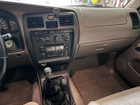 Used 2000 Toyota 4Runner SR5 image 9