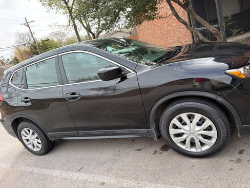 Used 2020 Nissan Rogue S image 2