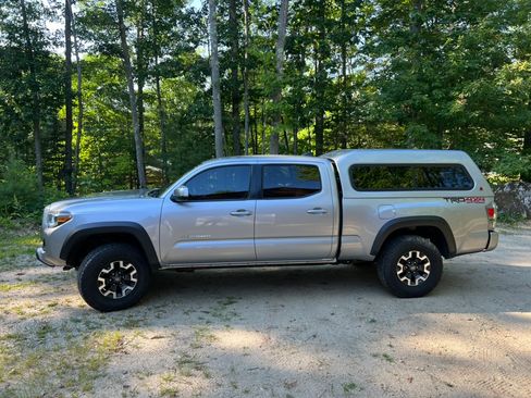 Used 2020 Toyota Tacoma TRD Off-Road w/ Technology Package AWD/4WD image 2