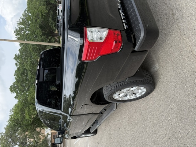 Used 2018 Nissan Titan SV w/ SV Convenience Package AWD/4WD image 11