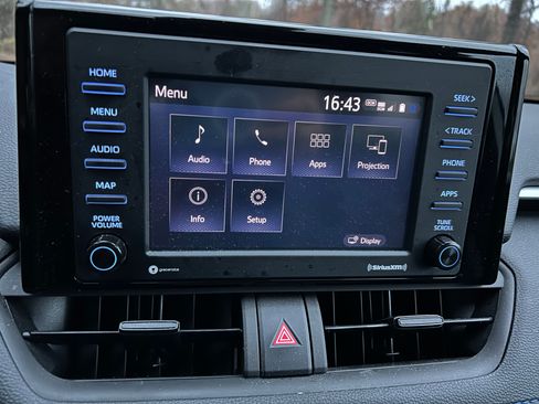 Used 2022 Toyota RAV4 SE image 10