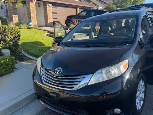 Used 2015 Toyota Sienna XLE Premium AWD/4WD image 2
