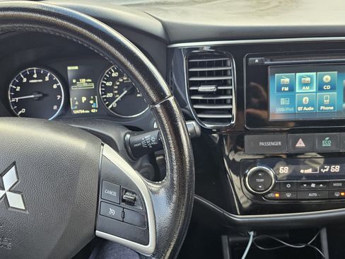 Used 2015 Mitsubishi Outlander SE image 16