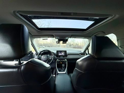 Used 2020 Toyota RAV4 XLE Premium image 21