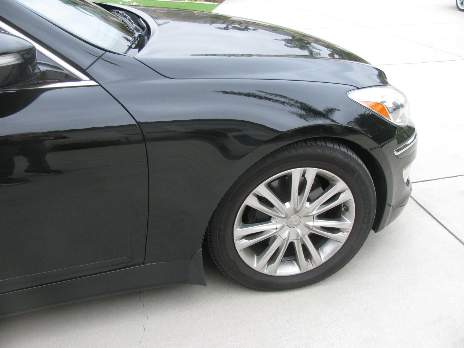Used 2013 Hyundai Genesis 3.8 w/ Technology Pkg RWD image 2