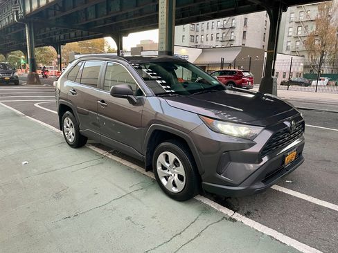 Used 2019 Toyota RAV4 LE image 1