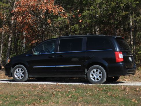 Used 2012 Chrysler Town & Country Touring w/ Entertainment Group #1 image 9