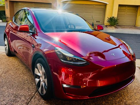 Used 2024 Tesla Model Y Long Range AWD/4WD image 2