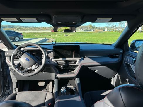 Used 2025 Ford Explorer ST image 2