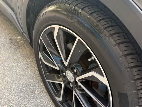 Used 2019 Toyota C-HR LE FWD image 30