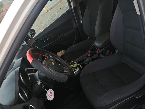 Used 2015 Chevrolet Cruze LT w/ Technology Package image 8