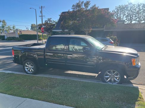 Used 2010 GMC Sierra 1500 Denali image 4