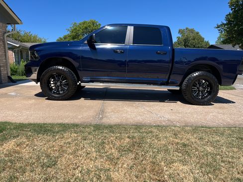 Used 2017 RAM 1500 Classic SLT w/ Luxury Group AWD/4WD image 2