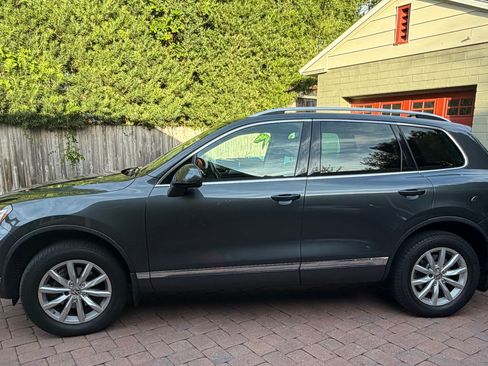 Used 2016 Volkswagen Touareg Sport image 2