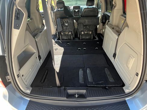 Used 2013 Chrysler Town & Country Touring-L w/ Driver Convenience Group image 11