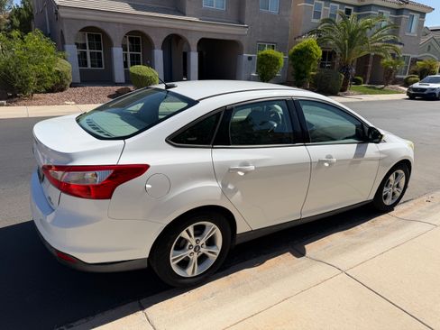Used 2014 Ford Focus SE FWD image 2