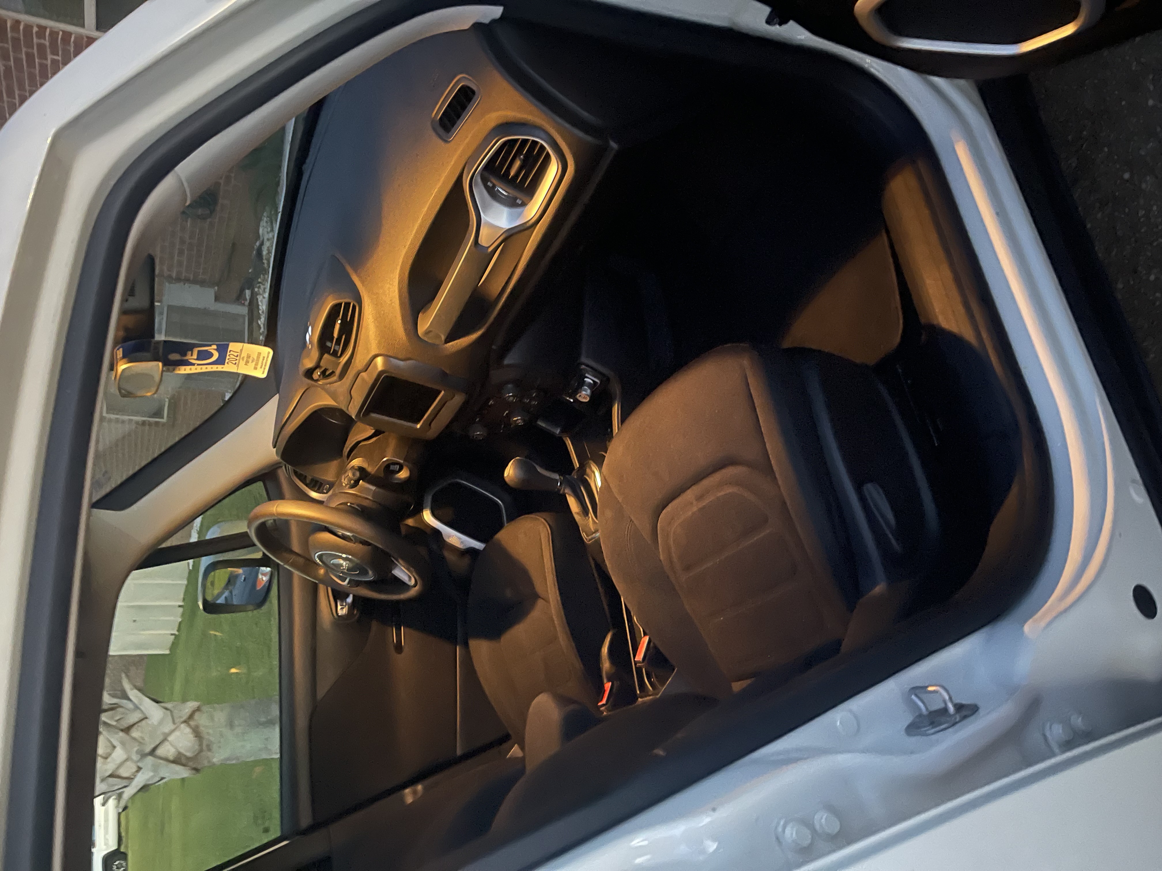 Used 2018 Jeep Renegade Latitude FWD image 6