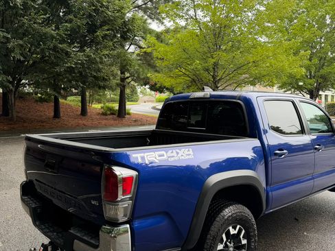 Used 2022 Toyota Tacoma TRD Off-Road AWD/4WD image 11