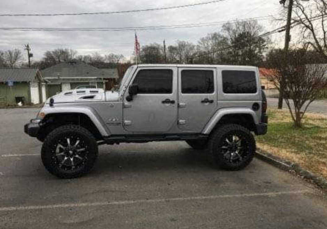 Used 2018 Jeep Wrangler Unlimited Sahara w/ Connectivity Group AWD/4WD image 5