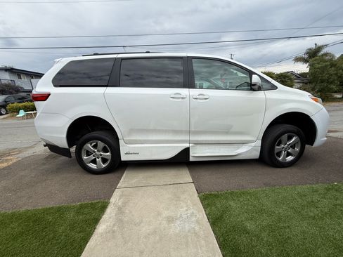 Used 2015 Toyota Sienna LE FWD image 8