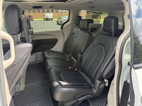 Used 2024 Chrysler Pacifica Touring-L w/ Uconnect Theater Family Group FWD image 15
