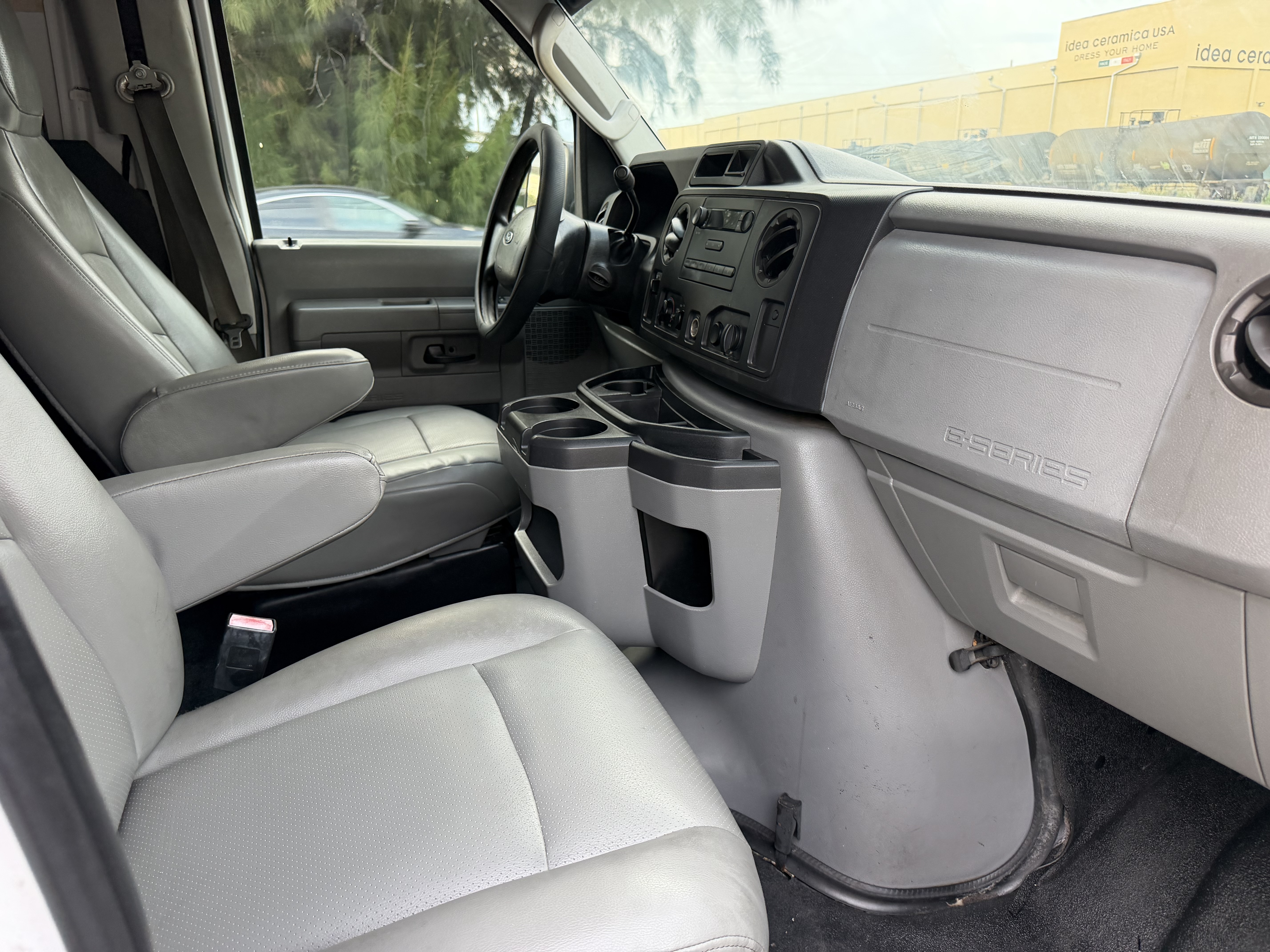 Used 2009 Ford E-350 and Econoline 350 Super Duty RWD image 16