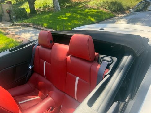 Used 2011 Ford Mustang GT Premium w/ Electronics Pkg RWD image 11