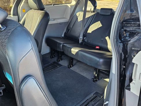 Used 2012 Toyota Sienna SE image 13