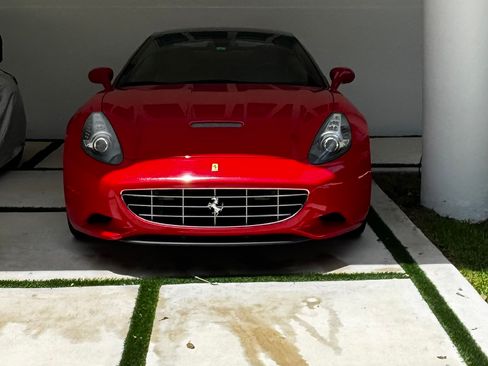 Used 2014 Ferrari California RWD image 5