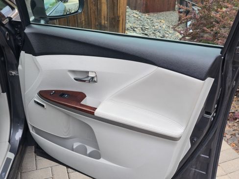 Used 2009 Toyota Venza AWD image 16