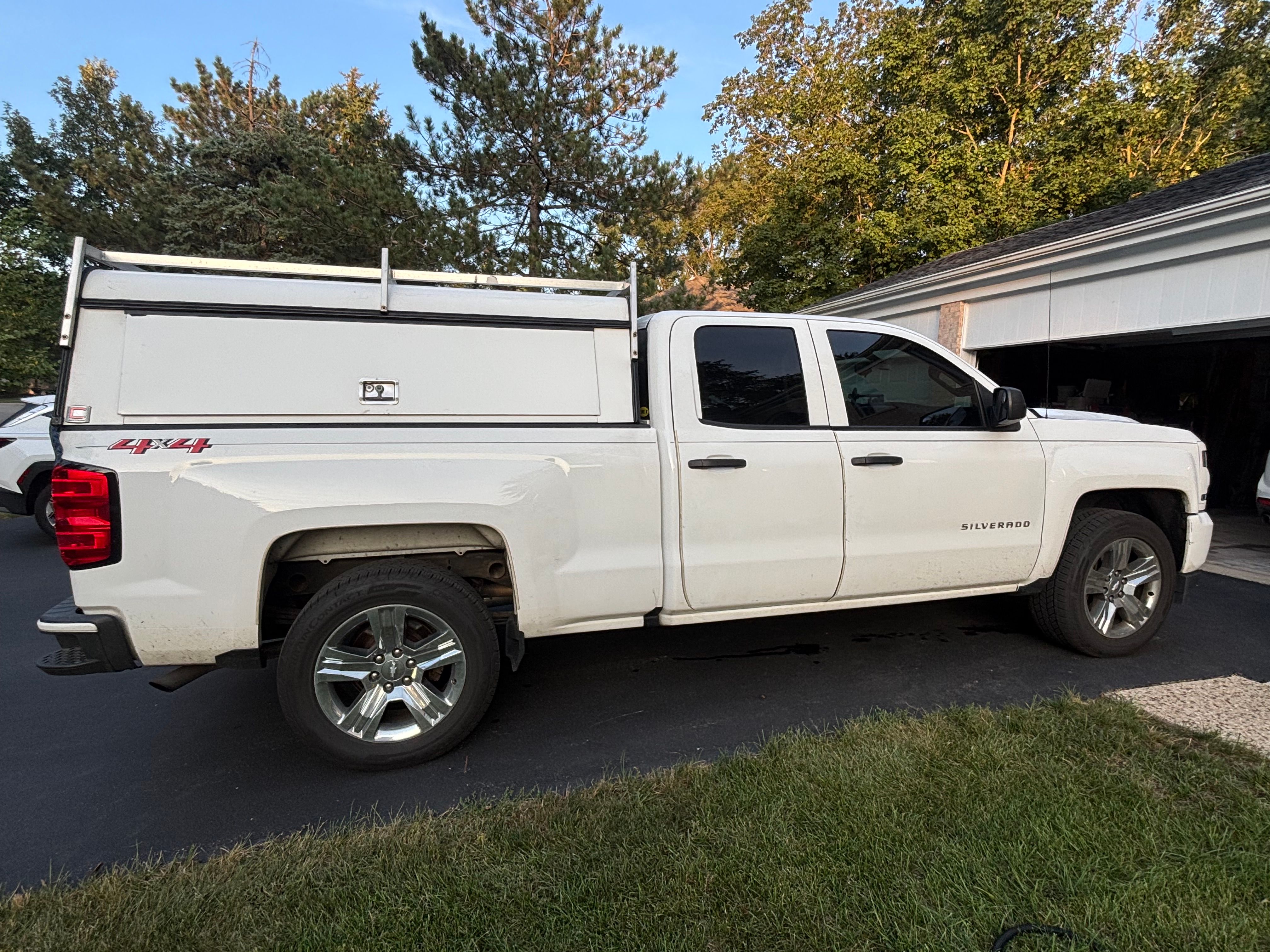 Used 2018 Chevrolet Silverado 1500 Custom w/ Custom Value Package AWD/4WD image 1