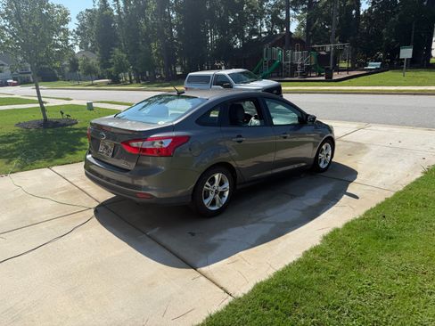 Used 2013 Ford Focus SE FWD image 6