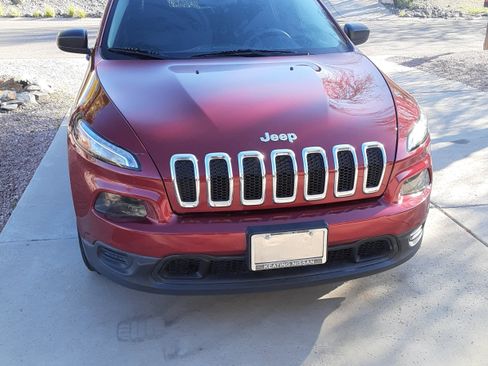 Used 2017 Jeep Cherokee Sport image 2