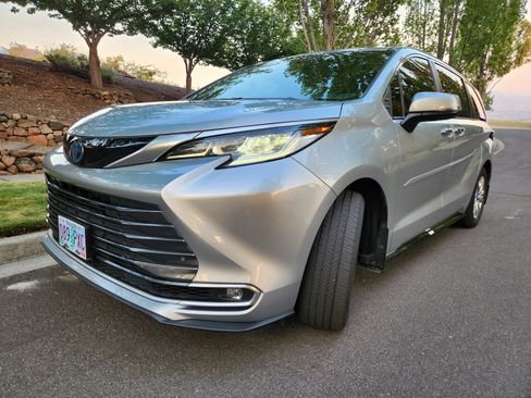Used 2024 Toyota Sienna Limited AWD/4WD image 20