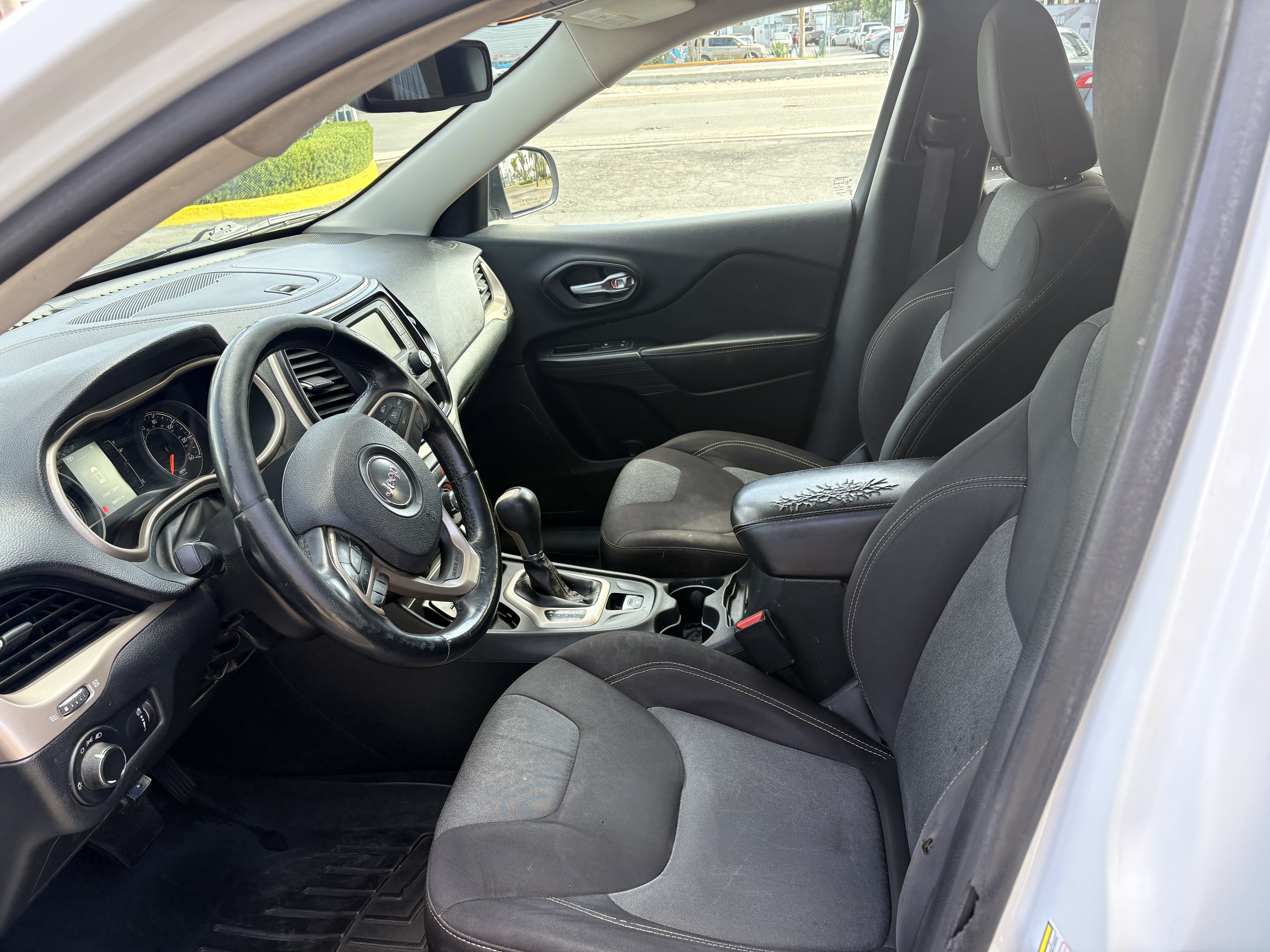 Used 2015 Jeep Cherokee Sport FWD image 4