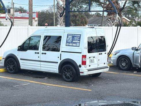 Used 2010 Ford Transit Connect XLT image 1