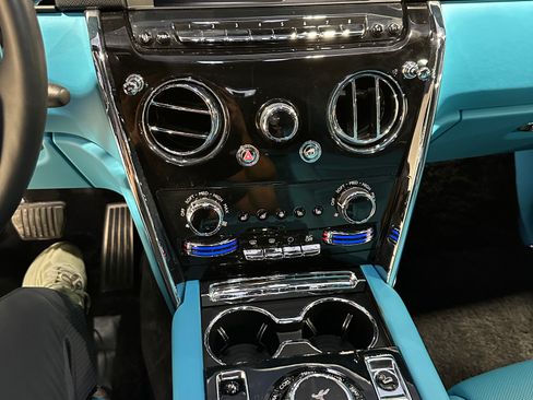 Used 2022 Rolls-Royce Cullinan w/ Dark Exterior Package image 15