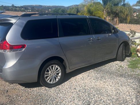 Used 2011 Toyota Sienna XLE image 13