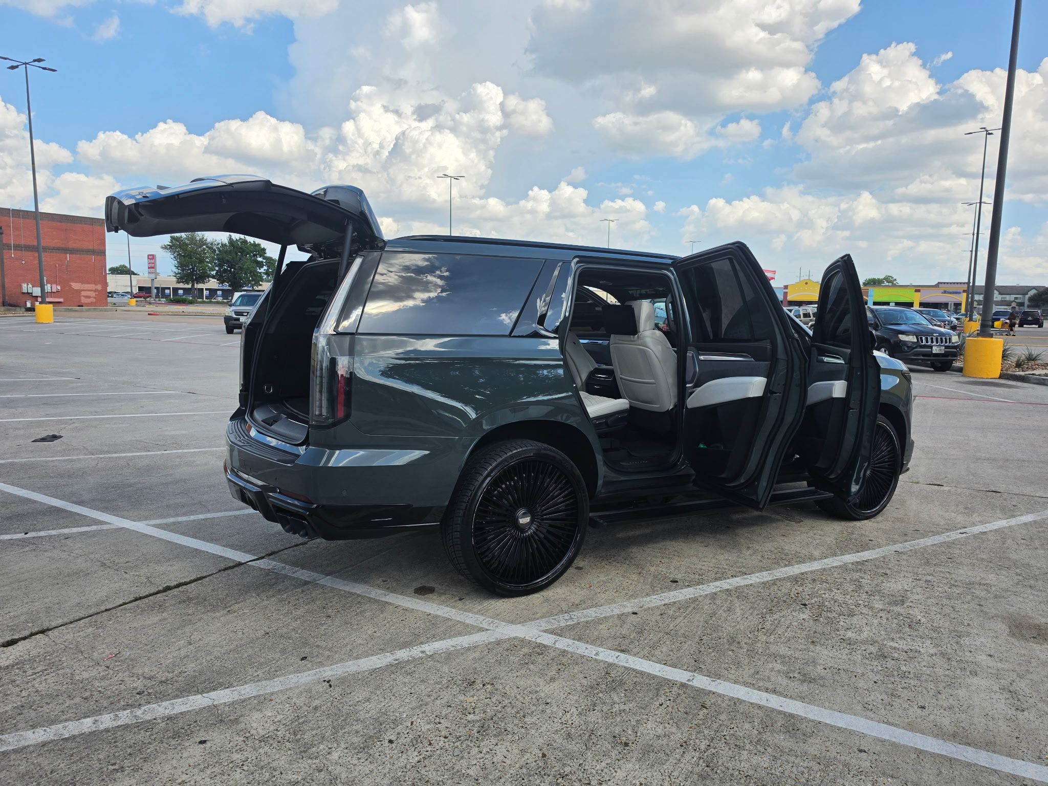Used 2025 Cadillac Escalade V w/ LPO, ONYX Package AWD/4WD image 4